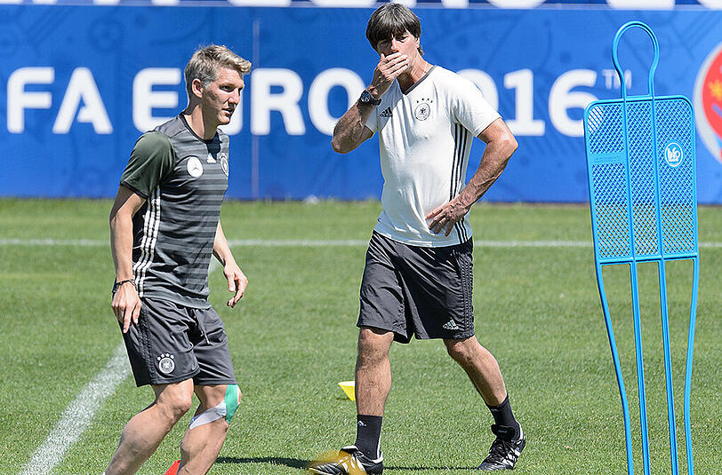 Unter Kontrolle: Joachim Löw (hinten) und Bastian Schweinsteiger.