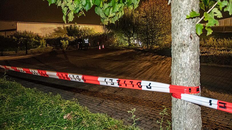 Absperrband der Polizei am Fundort einer Frauenleiche. Nach dem Fund der Leiche ist ein 24-jähriger Tatverdächtiger festgenommen worden.