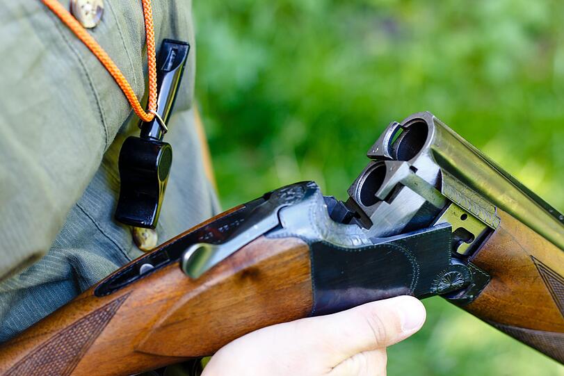 Erneut hat in Bayern eine Schrotkugel auf einem Jagdgewehr ein fahrendes Auto getroffen. (Symbolbild)