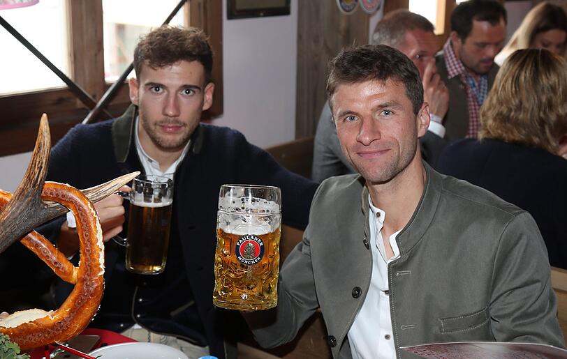 Wiesn-Profi Thomas Müller mit einer Maß. Leon Goretzka probiert es mit einer Nummer kleiner.