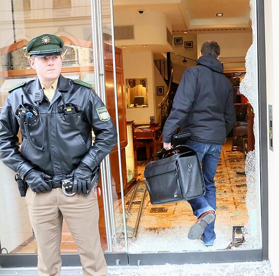 Brutaler Überfall auf Chopard-Filiale: So schlimm sieht es in dem Juwelier in der Maximilianstraße aus.