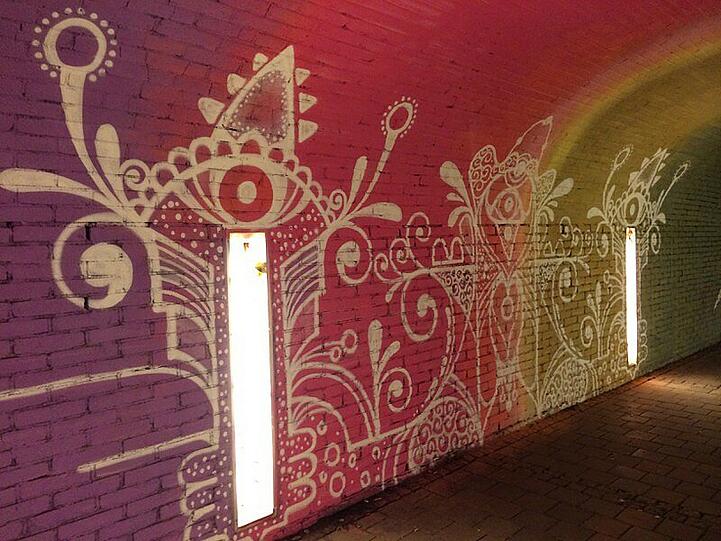 Künstler der Street-Art-Gemeinschaft &bdquo;Writers Corner&ldquo; besprühen in der Röhre die Wände knallig bunt.