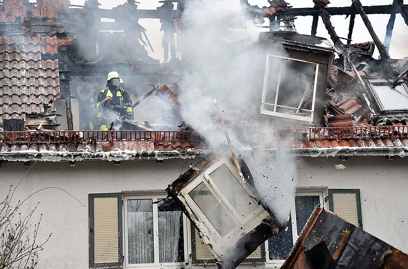 In München ist am Sonntag der etwa 30 Meter lange Dachstuhl eines Mehrfamilienhaus bei einem großbrand völlig zerstört worden.