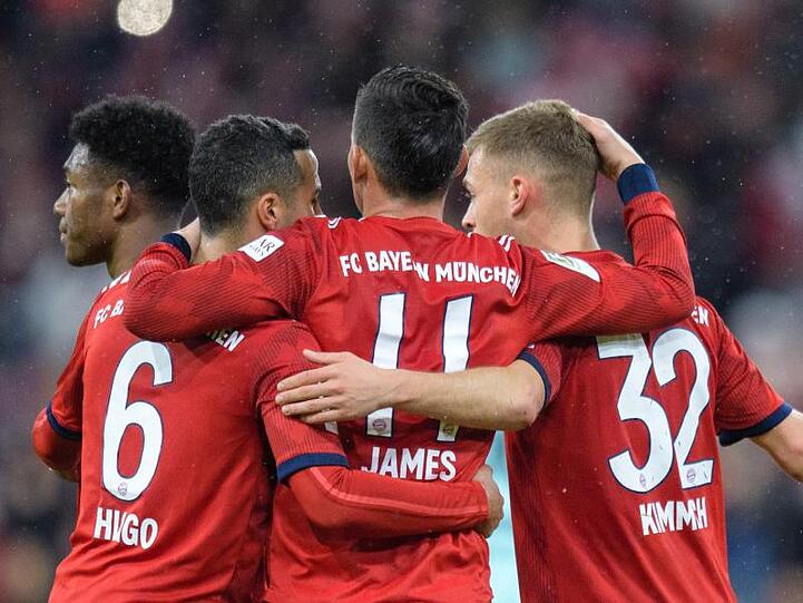 Spieler vom FC Bayern München jubeln über einen Treffer beim "Schützenfest" gegen Mainz.