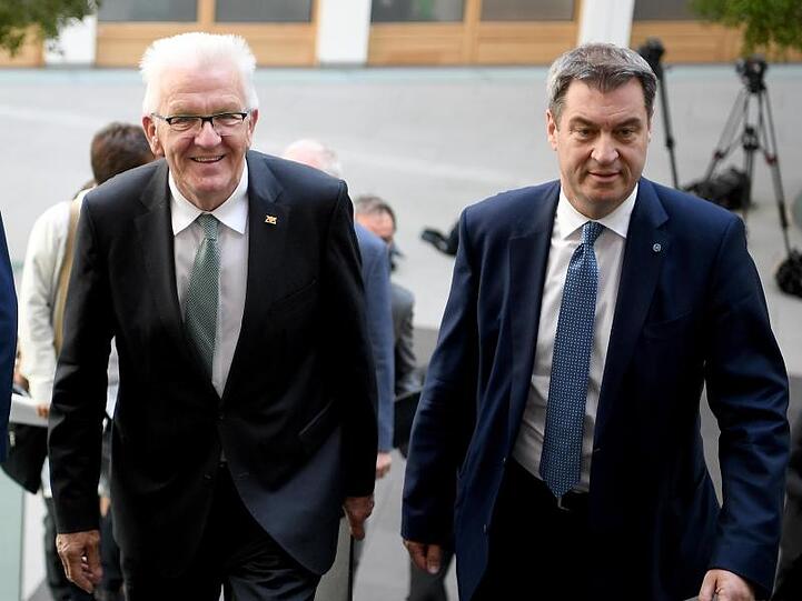 Winfried Kretschmann (l, Grünen) und Markus Söder (CSU) kommen zu einer Pressekonferenz. Foto: Britta Pedersen/zb/dpa/Archivbild