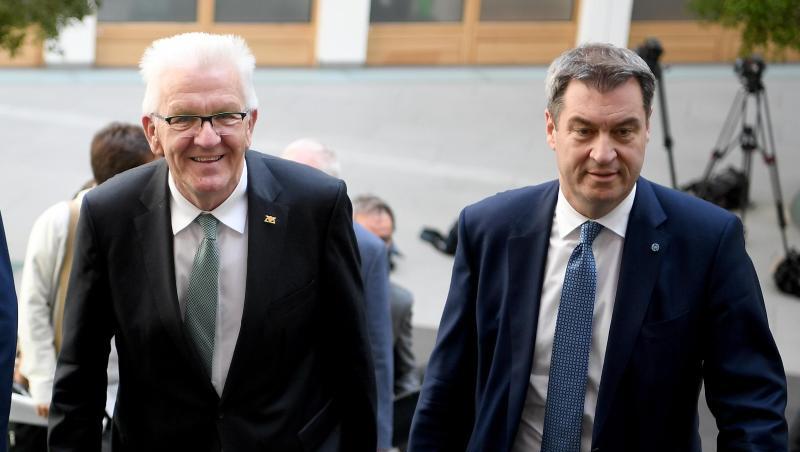 Winfried Kretschmann (l, Grünen) und Markus Söder (CSU) kommen zu einer Pressekonferenz. Foto: Britta Pedersen/zb/dpa/Archivbild Winfried Kretschmann (l, Grünen) und Markus Söder (CSU) kommen zu einer Pressekonferenz. Foto: Britta Pedersen/zb/dpa/Archivbild