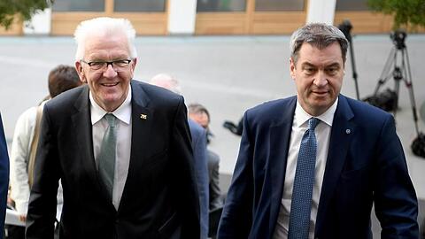 Winfried Kretschmann (l, Grünen) und Markus Söder (CSU) kommen zu einer Pressekonferenz. Foto: Britta Pedersen/zb/dpa/Archivbild