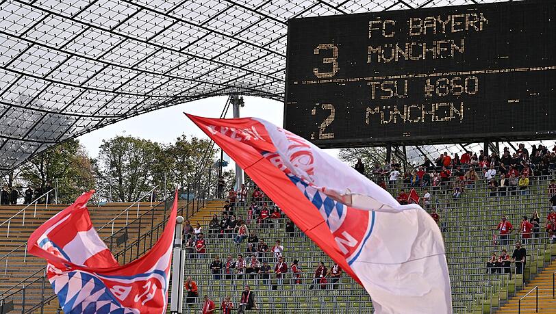 Die alte Anzeigetafel des Olympiastadions zeigt das Halbzeitergebnis.