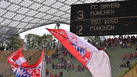 Die alte Anzeigetafel des Olympiastadions zeigt das Halbzeitergebnis.
