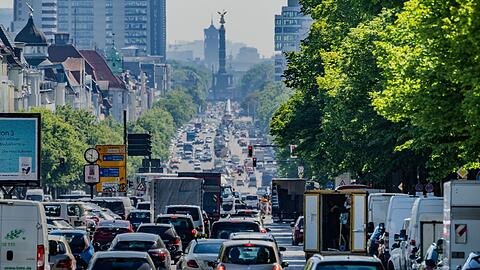 Autos, LKW und Lieferfahrzeuge stehen im Stau.
