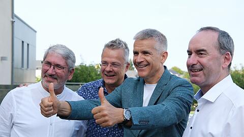 Landtagsabgeordneter Stephan Hösl (v.l.n.r., alle Freie Wähler), Marcel Schmidt, Oberbürgermeister von Stollberg, Spitzenkandidat Matthias Berger und Hubert Aiwanger, Wirtschaftsminister des Freistaates Bayern, in Sachsen.