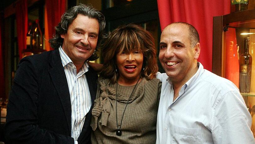 Tina Turner mit ihrem Ehemann Erwin Bach (li.) zu Besuch bei ihrem Kölner Lieblings-Italiener Salvatore Luca im Jahr 2006.