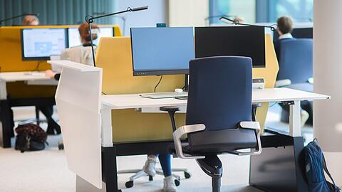 Wegen des Homeoffice-Trends bleiben in vielen Büros Schreibtische leer. (Archivbild)