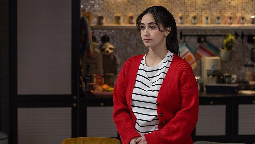 "Unter uns": Esma ahnt, dass Viviens Mutter Tobias' neuer Beziehung ablehnend gegen&uuml;bersteht.