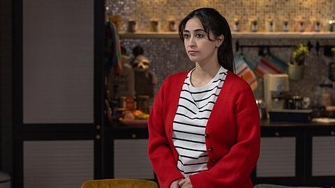 "Unter uns": Esma ahnt, dass Viviens Mutter Tobias' neuer Beziehung ablehnend gegen&uuml;bersteht.