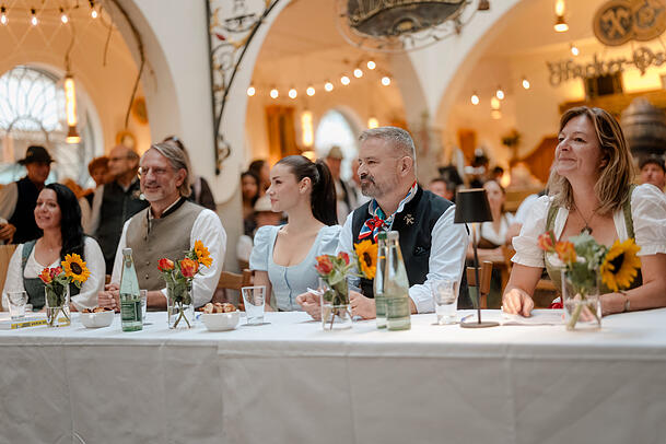 Die Jury des Abends (v.l.n.r.): Ingrid Böhm, Christian Rupprecht, Yase Lion, Adrian Runhof und Anja Berger. Die Jury des Abends (v.l.n.r.): Ingrid Böhm, Christian Rupprecht, Yase Lion, Adrian Runhof und Anja Berger.
