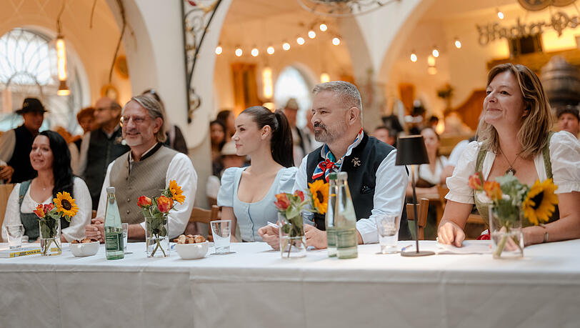 Die Jury des Abends (v.l.n.r.): Ingrid Böhm, Christian Rupprecht, Yase Lion, Adrian Runhof und Anja Berger. Die Jury des Abends (v.l.n.r.): Ingrid Böhm, Christian Rupprecht, Yase Lion, Adrian Runhof und Anja Berger.