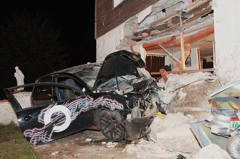 Ende einer Suff-Fahrt: Ein junger GTI-Fahrer hat die Kontrolle über sein Auto verlorenen und landete in der Hausmauer eines Swinger-Clubs. Die Bilder