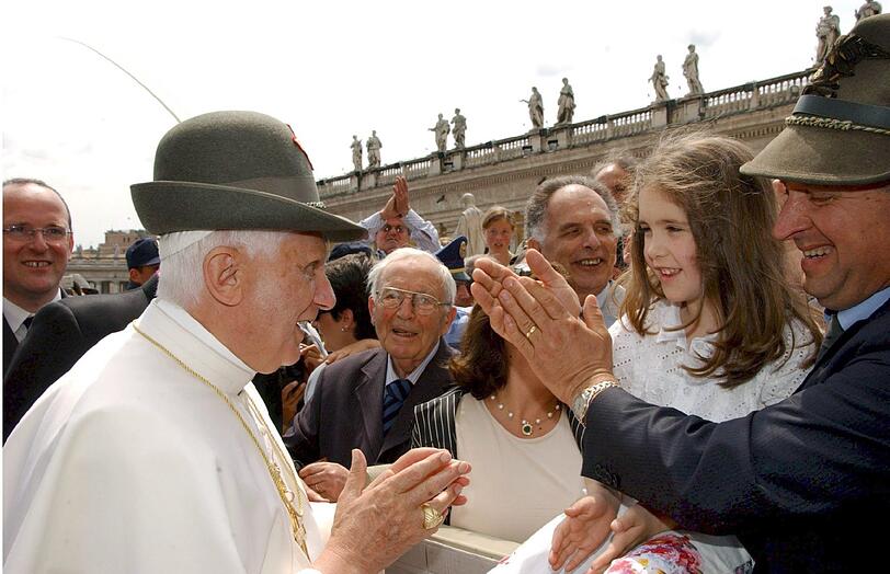 Der Papst mit dem Hut der italienischen Gebirgsjäger.