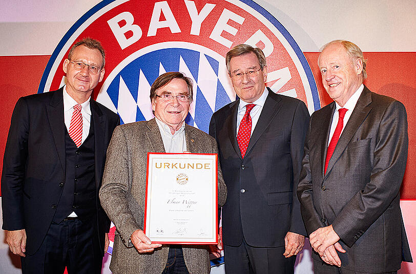 Schauspieler Elmar Wepper ist seit 50 Jahren Miglied des FC Bayern. Die Ehrungen nahmen Präsident Karl Hopfner und die beiden Vizepräsidenten Rudolf Schels und Prof. Dr. Dieter Mayer vor.