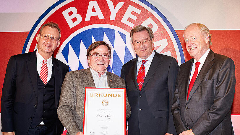 Schauspieler Elmar Wepper ist seit 50 Jahren Miglied des FC Bayern. Die Ehrungen nahmen Präsident Karl Hopfner und die beiden Vizepräsidenten Rudolf Schels und Prof. Dr. Dieter Mayer vor. Schauspieler Elmar Wepper ist seit 50 Jahren Miglied des FC Bayern. Die Ehrungen nahmen Präsident Karl Hopfner und die beiden Vizepräsidenten Rudolf Schels und Prof. Dr. Dieter Mayer vor.