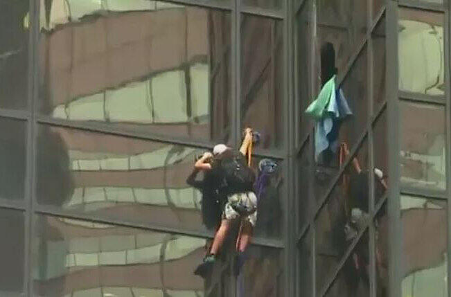 Wie man eine Außenfassade mit Saugnäpfen hochklettert, zeigte ein junger Amerikaner am Trump Tower in New York. Die Polizei beendete die waghalsige Aktion des Mannes.