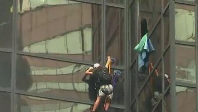 Wie man eine Außenfassade mit Saugnäpfen hochklettert, zeigte ein junger Amerikaner am Trump Tower in New York. Die Polizei beendete die waghalsige Aktion des Mannes. Wie man eine Außenfassade mit Saugnäpfen hochklettert, zeigte ein junger Amerikaner am Trump Tower in New York. Die Polizei beendete die waghalsige Aktion des Mannes.