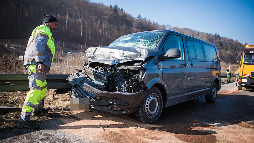 Der Gefangenentransporter kollidierte mit einem Lkw, alle acht Insassen werden teils schwer verletzt.