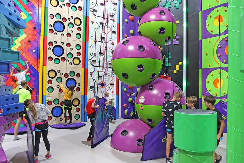 Neben Münchens größtem Trampolinpark mit Ninja Parcours, Wall, Doge Ball, Airbag und unzähligen anderen Features findest du hier auch Bayerns erste Clip?n Climb Area mit vielen abenteuerlichen Kletter-Challenges.