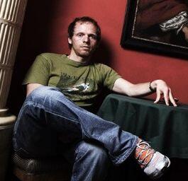 Florian Rein (Schlagzeug, Zither, Gesang): Er war schon im Vorjahr dabei: Da steckte er im Singspiel unter einem Vogel-Kostüm. Wie Sebastian Horn ein Mitglied der Tölzer Kult-Band Bananafishbones.