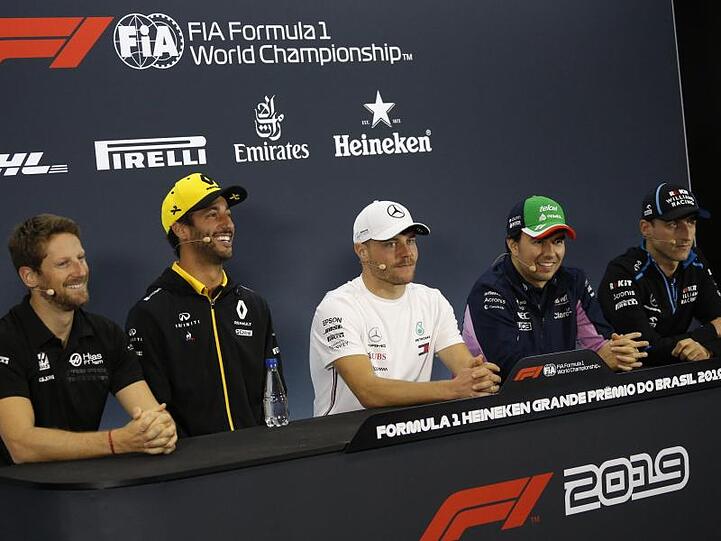 Gelangweilt von Vergleichen mit Nico Rosberg: Valtteri Bottas (M) bei der Pressekonferenz zum Rennen in Brasilien.