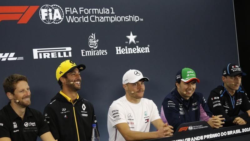 Gelangweilt von Vergleichen mit Nico Rosberg: Valtteri Bottas (M) bei der Pressekonferenz zum Rennen in Brasilien. Gelangweilt von Vergleichen mit Nico Rosberg: Valtteri Bottas (M) bei der Pressekonferenz zum Rennen in Brasilien.