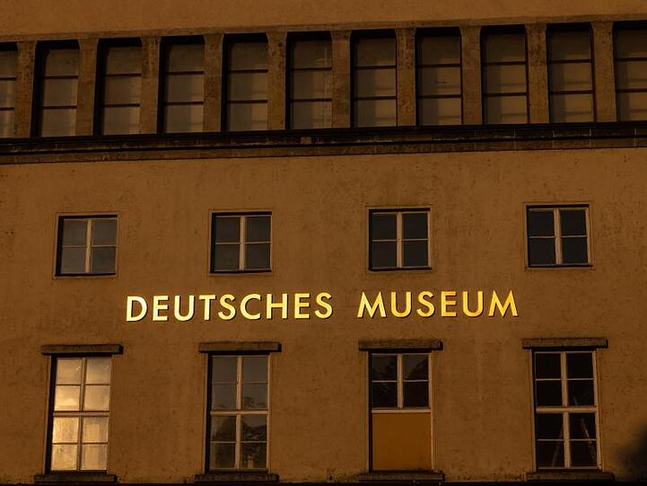 Der Schriftzug "Deutsches Museum" an dem Gebäude in München. Foto: Peter Kneffel/Archivbild