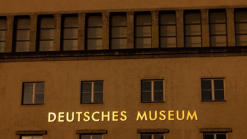 Der Schriftzug "Deutsches Museum" an dem Gebäude in München. Foto: Peter Kneffel/Archivbild Der Schriftzug "Deutsches Museum" an dem Gebäude in München. Foto: Peter Kneffel/Archivbild