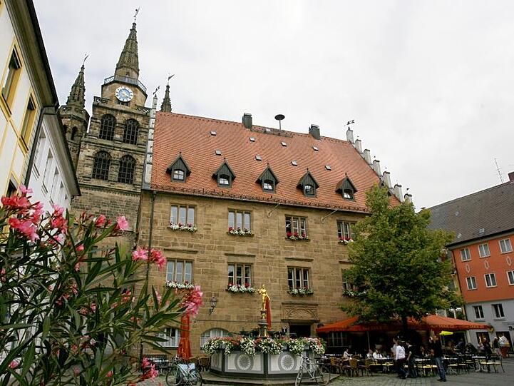 Das Rathaus am Martin-Luther-Platz in Ansbach. Foto: picture alliance/dpa/Archivbild
