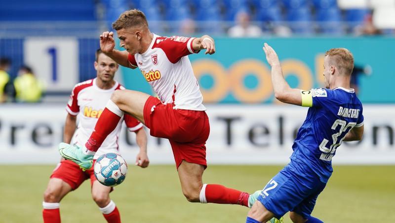 Regensburgs David Otto (l) und Darmstadts Fabian Holland kämpfen um den Ball.