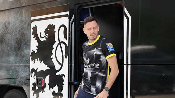 Löwen-Torjäger Marcel Bär im neuen Auswärtstrikot des TSV 1860.