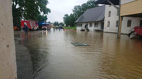 Einsatzkräfte versuchen die Wassermassen im österreichischen Deutschlandberg abzupumpen.