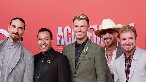 Ihre Anz&uuml;ge tauschten die Backstreet Boys f&uuml;r ein deutsches Fu&szlig;ball-Trikot aus.