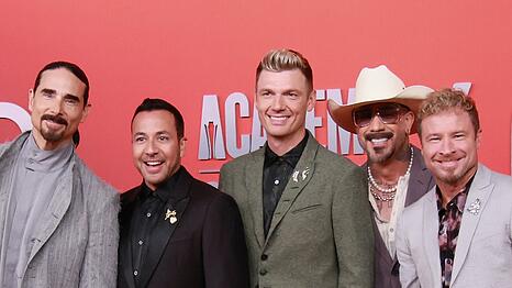 Ihre Anz&uuml;ge tauschten die Backstreet Boys f&uuml;r ein deutsches Fu&szlig;ball-Trikot aus.