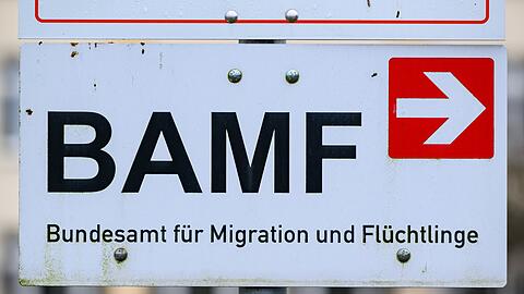 Erst ging es vor allem um Straft&auml;ter und sogenannte Gef&auml;hrder. Inzwischen &uuml;berpr&uuml;ft das Bundesamt f&uuml;r Migration und Fl&uuml;chtlinge (Bamf) auch bei anderen Menschen aus Syrien, ob sie noch Anspruch auf Schutz haben. (Symbolbild)