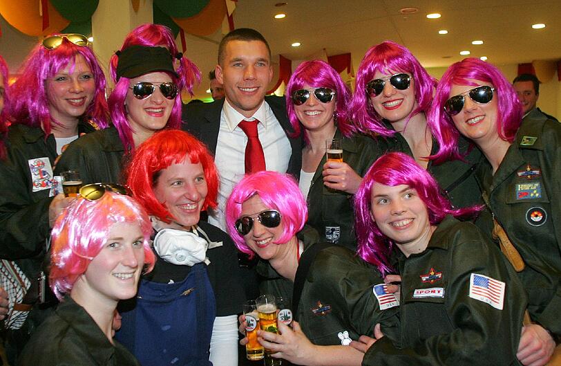 Und was macht Poldi? Feiern natürlich - immer weiter, immer weiter...