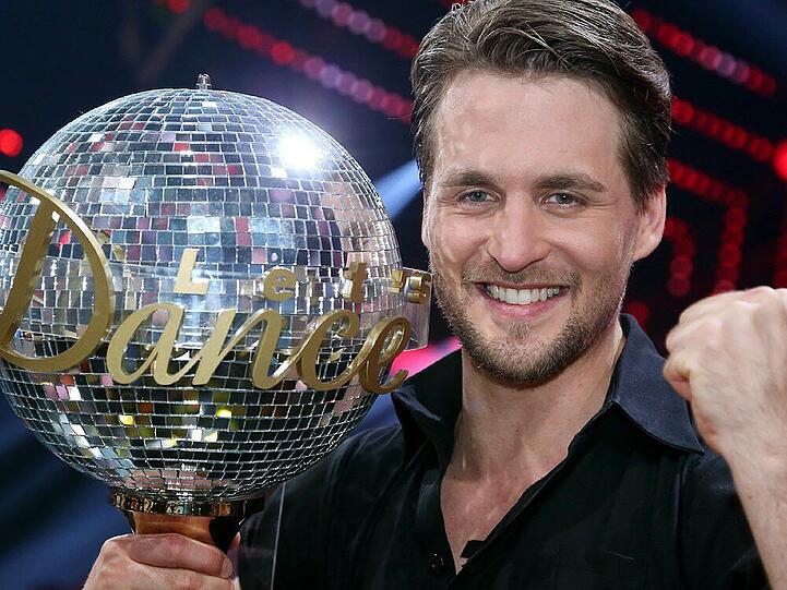 Stolz hält Alexander Klaws seine "Let's Dance"-Trophäe in den Händen