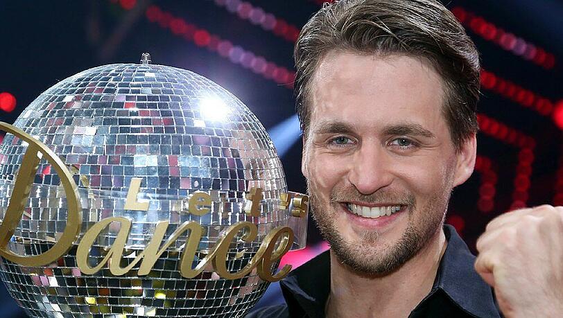 Stolz hält Alexander Klaws seine "Let's Dance"-Trophäe in den Händen Stolz hält Alexander Klaws seine "Let's Dance"-Trophäe in den Händen