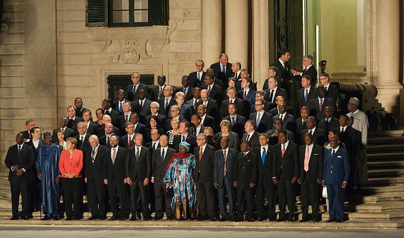 Gruppenbild aller Teilnehmer. Bei dem zweitägigen Treffen in Valletta sind neben den EU-Staats- und Regierungschefs Vertreter aus 35 afrikanischen Ländern zu Gast.