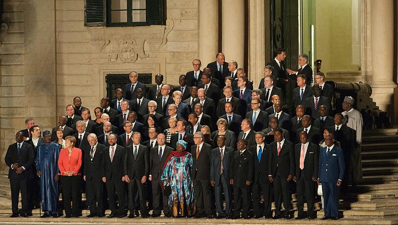 Gruppenbild aller Teilnehmer. Bei dem zweitägigen Treffen in Valletta sind neben den EU-Staats- und Regierungschefs Vertreter aus 35 afrikanischen Ländern zu Gast. Gruppenbild aller Teilnehmer. Bei dem zweitägigen Treffen in Valletta sind neben den EU-Staats- und Regierungschefs Vertreter aus 35 afrikanischen Ländern zu Gast.