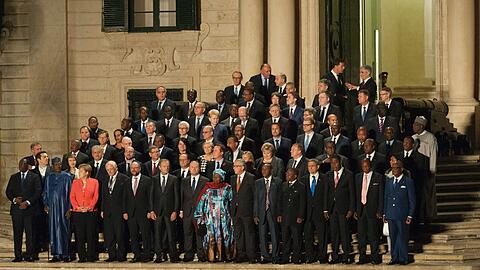 Gruppenbild aller Teilnehmer. Bei dem zweitägigen Treffen in Valletta sind neben den EU-Staats- und Regierungschefs Vertreter aus 35 afrikanischen Ländern zu Gast.