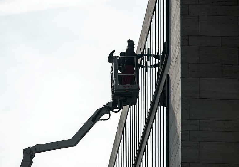 Die beiden Fensterputzer fielen aus ihrem Korb und verletzten sich leicht. (Symbolbild)