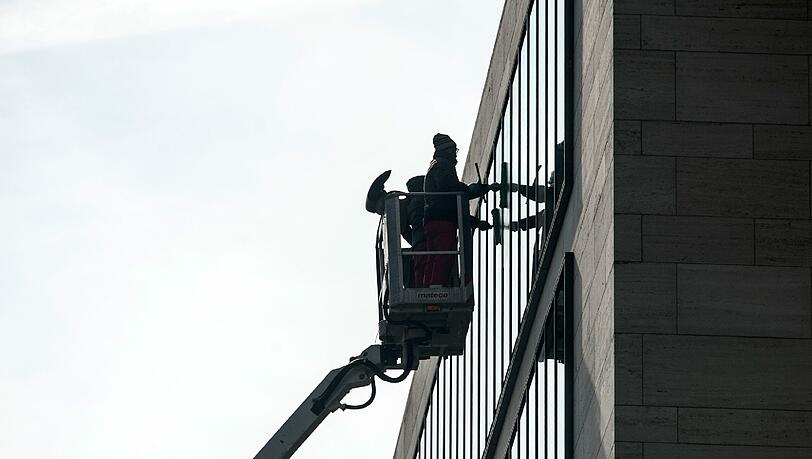 Die beiden Fensterputzer fielen aus ihrem Korb und verletzten sich leicht. (Symbolbild) Die beiden Fensterputzer fielen aus ihrem Korb und verletzten sich leicht. (Symbolbild)