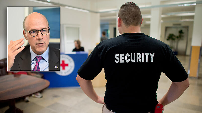 Wer als Sicherheitsmann arbeiten will, braucht weder eine Prüfung noch ein polizeiliches Führungszeugnis. "Ein schlechter Witz", findet Friedrich Kötter (kl. Bild).